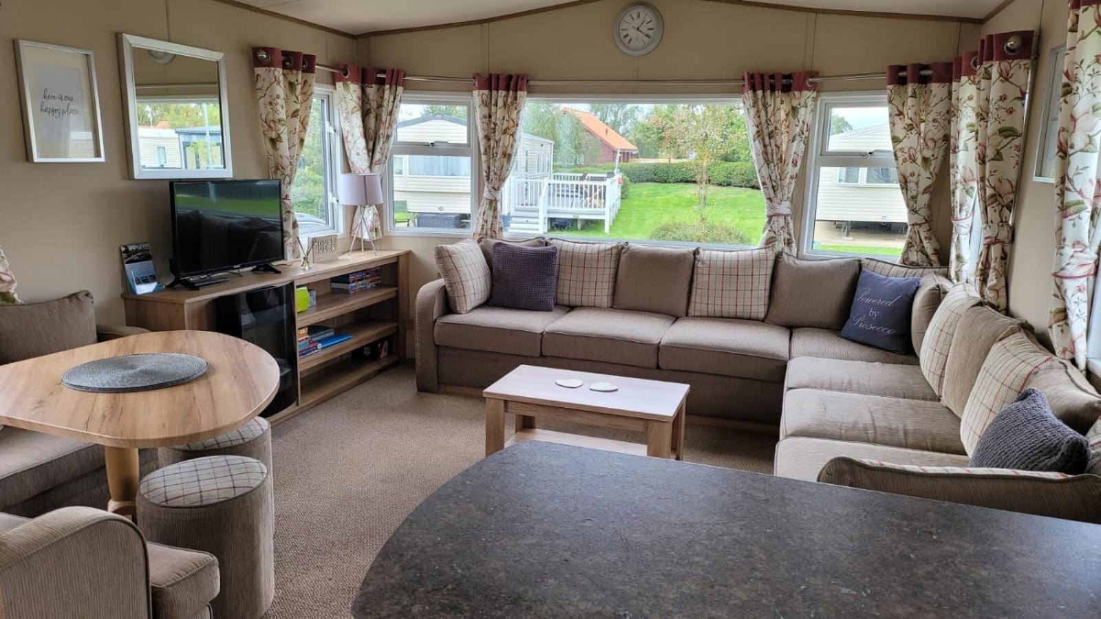 Tattershall Lakes Kingfisher Caravan 8 Berth With Hot Tub & Wifi Exterior photo