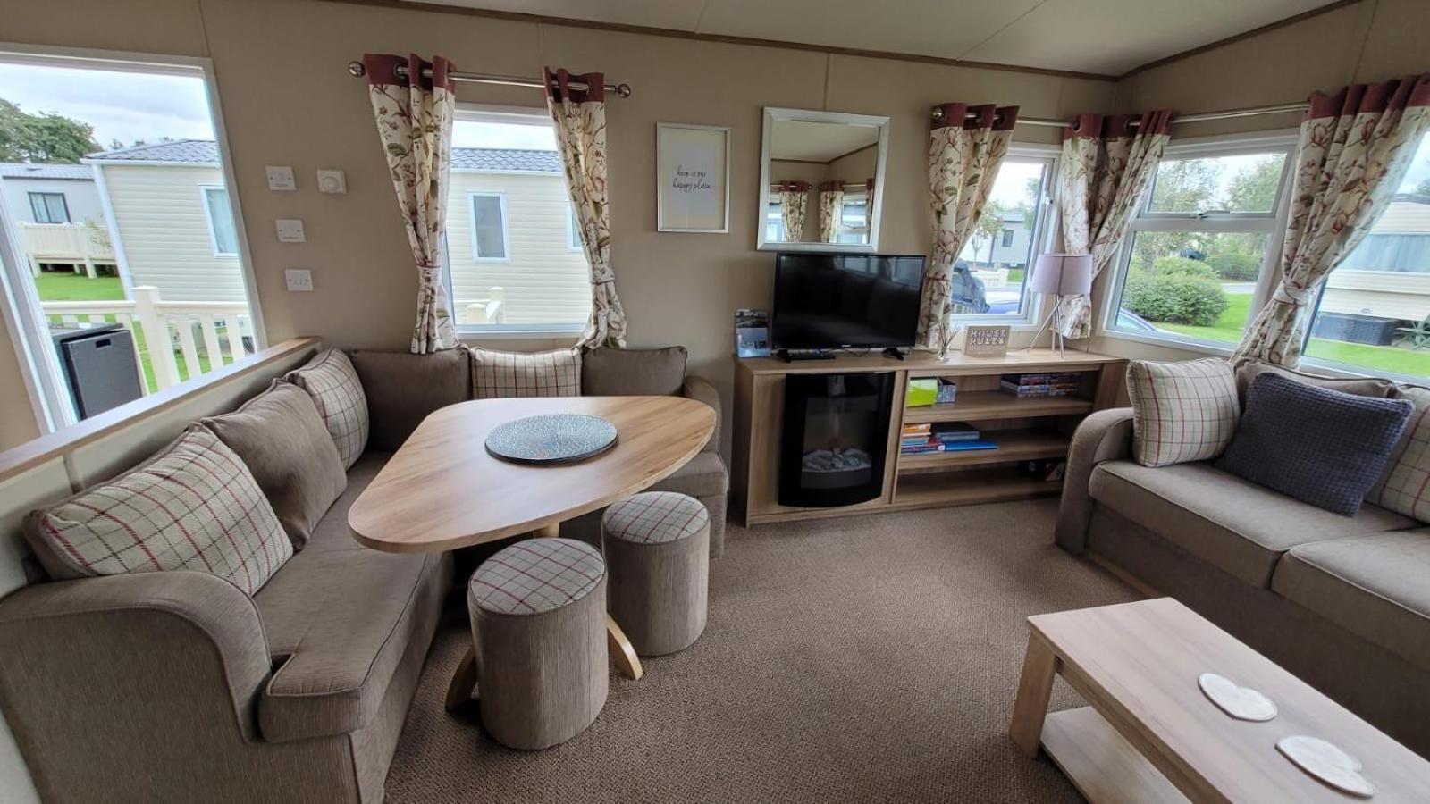 Tattershall Lakes Kingfisher Caravan 8 Berth With Hot Tub & Wifi Exterior photo