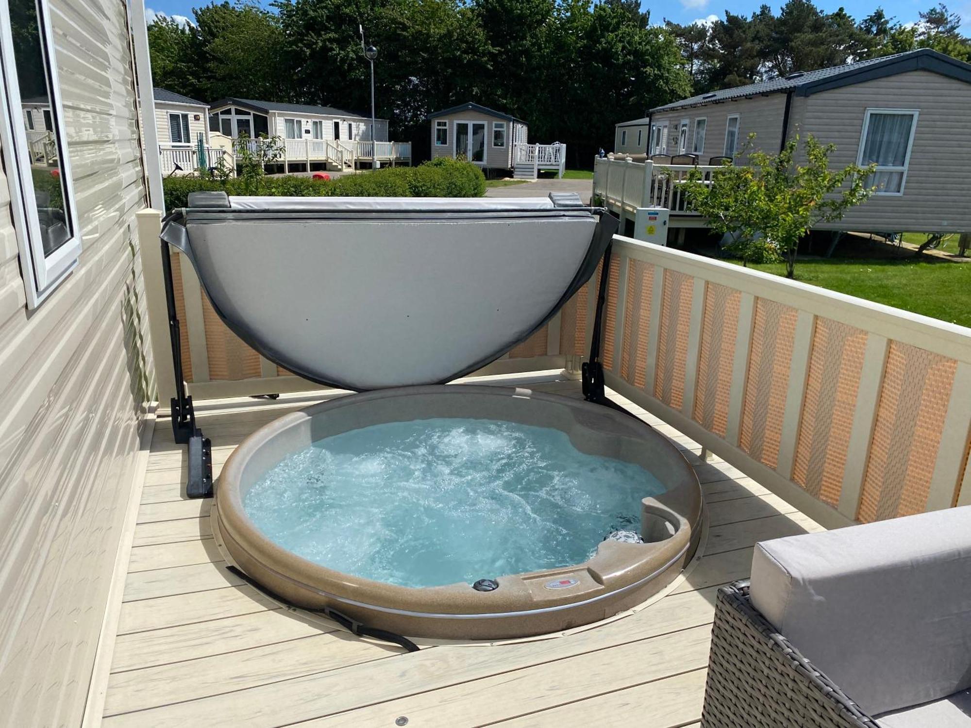 Tattershall Lakes Kingfisher Caravan 8 Berth With Hot Tub & Wifi Exterior photo
